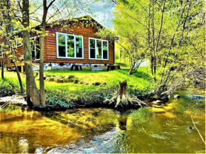 Creekside Hot Tub-Walk to Beach-Uniquely Northern